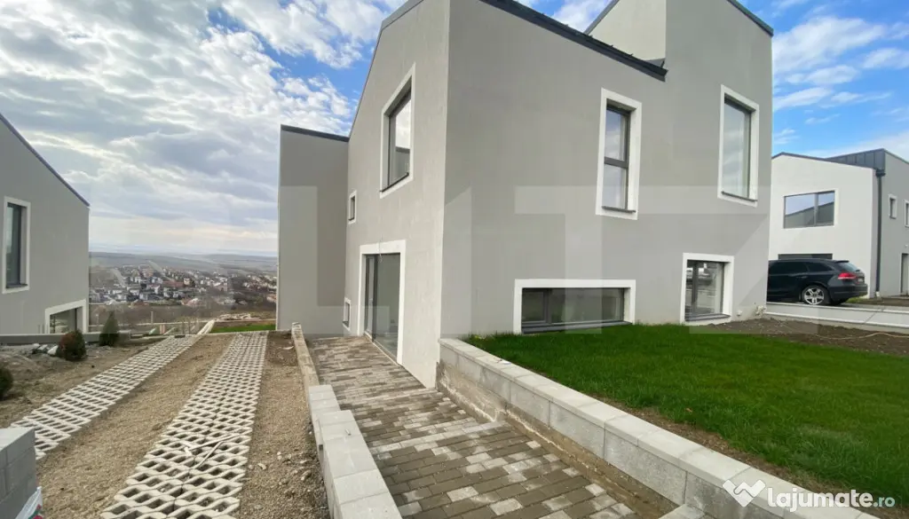 Casa pe calcan cu priveliste superba si compartimentare deos