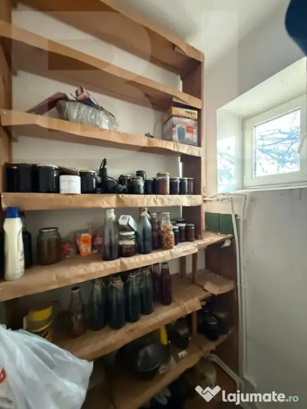 Casa de vanzare, cu 3 camere, doua bucatarii+teren in Simeri
