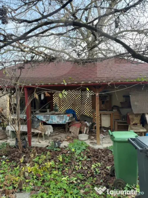 Casa de vanzare, cu 3 camere, doua bucatarii+teren in Simeri