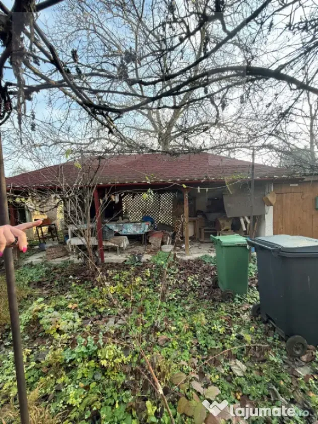 Casa de vanzare, cu 3 camere, doua bucatarii+teren in Simeri
