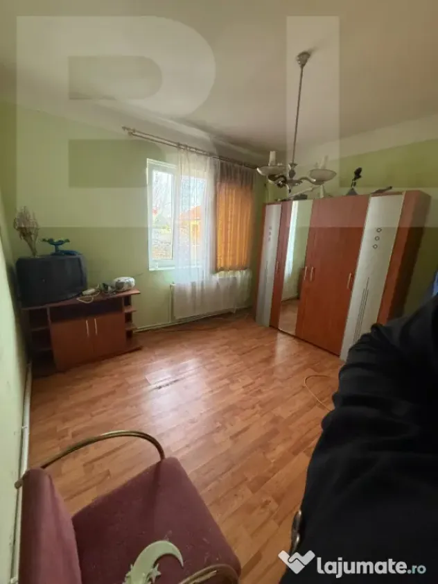 Casa de vanzare, cu 3 camere, doua bucatarii+teren in Simeri