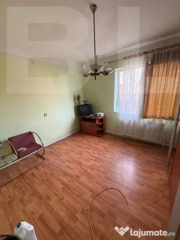 Casa de vanzare, cu 3 camere, doua bucatarii+teren in Simeri