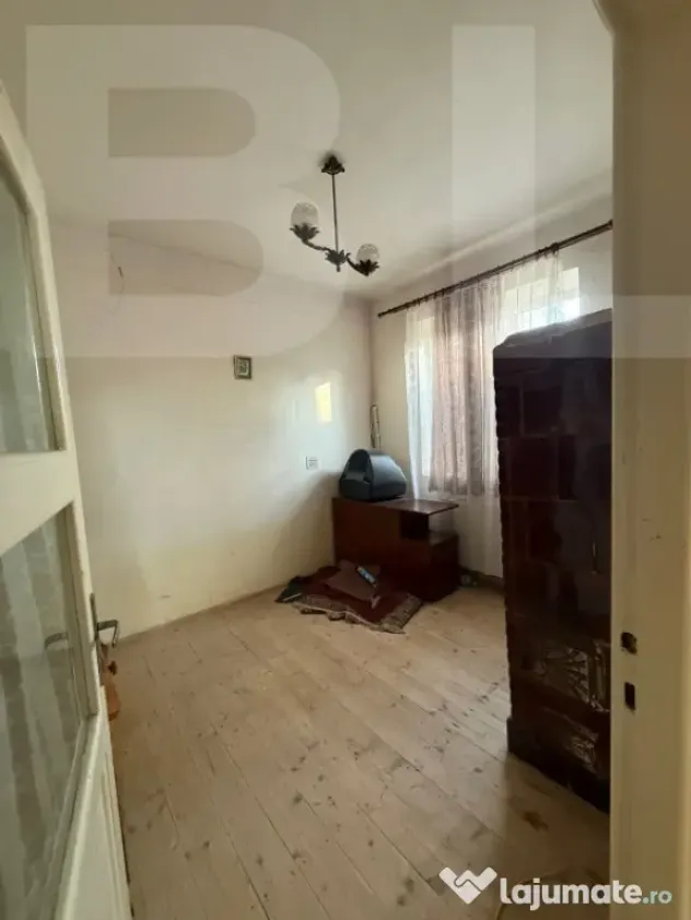 Casa de vanzare, cu 3 camere, doua bucatarii+teren in Simeri