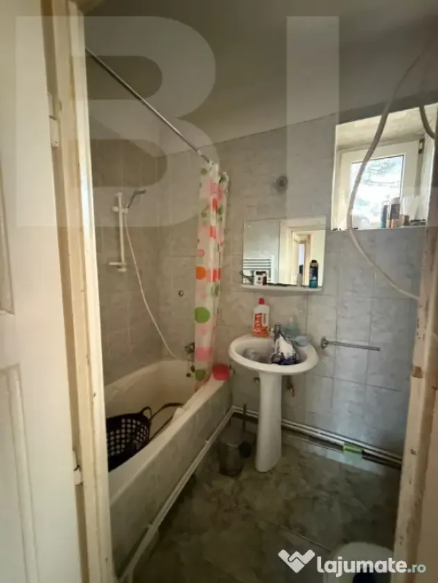 Casa de vanzare, cu 3 camere, doua bucatarii+teren in Simeri
