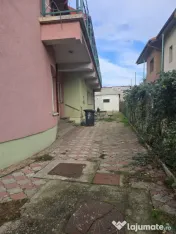 Casa la curte individuala Sector 4 (M Eroii Revolutiei) 