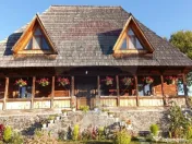 Vanzare 3 case de vacanta si 15750 mp teren, Botiza, Mara... 