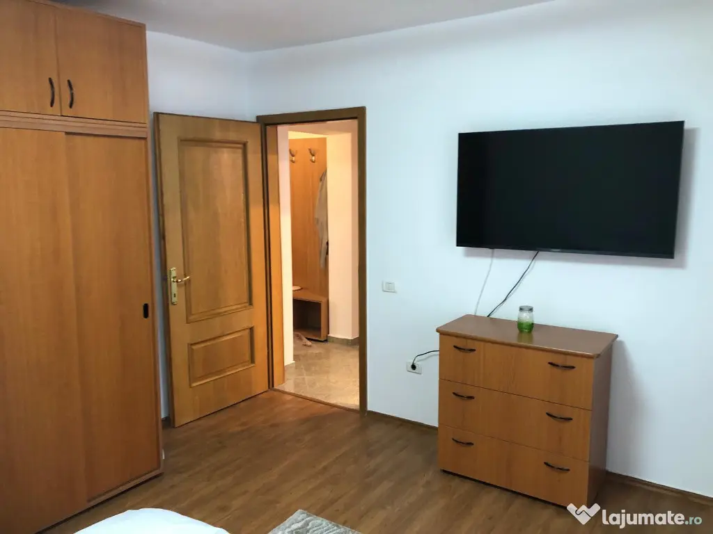 Apartament cu 3 camere, decomandat - zona Centru Civic