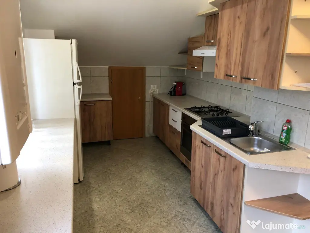 Apartament cu 3 camere, decomandat - zona Centru Civic