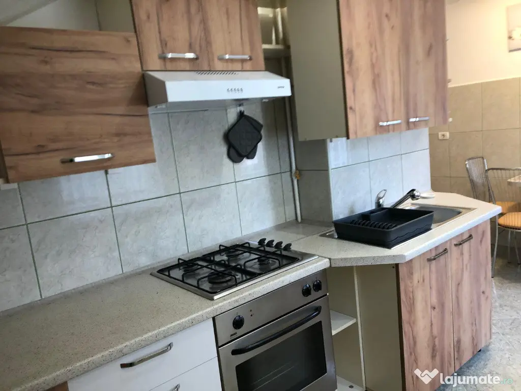 Apartament cu 3 camere, decomandat - zona Centru Civic