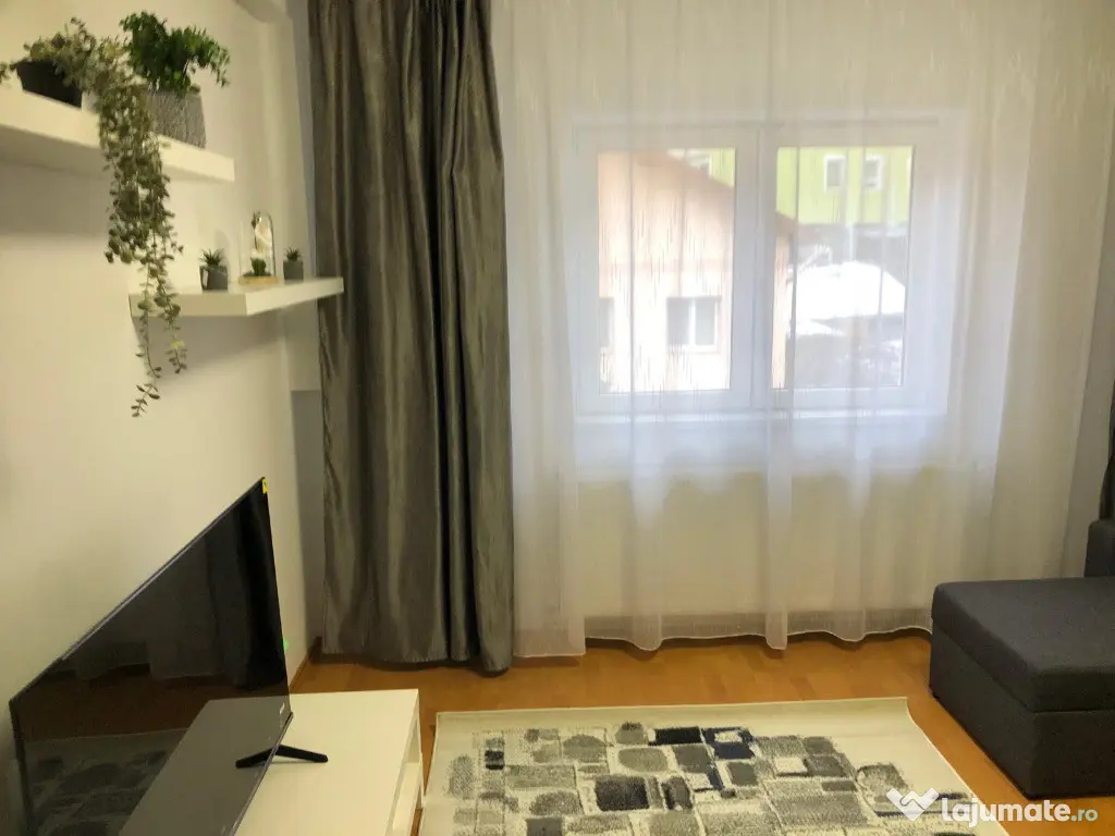 Apartament cu 3 camere, decomandat - zona Centru Civic