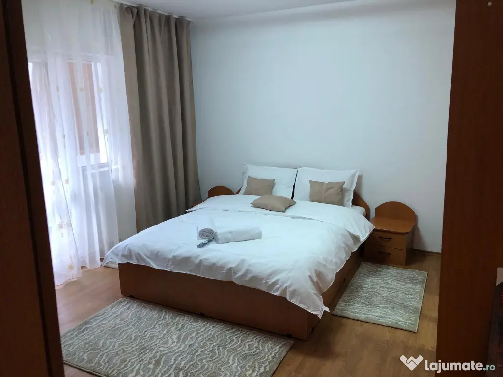 Apartament cu 3 camere, decomandat - zona Centru Civic