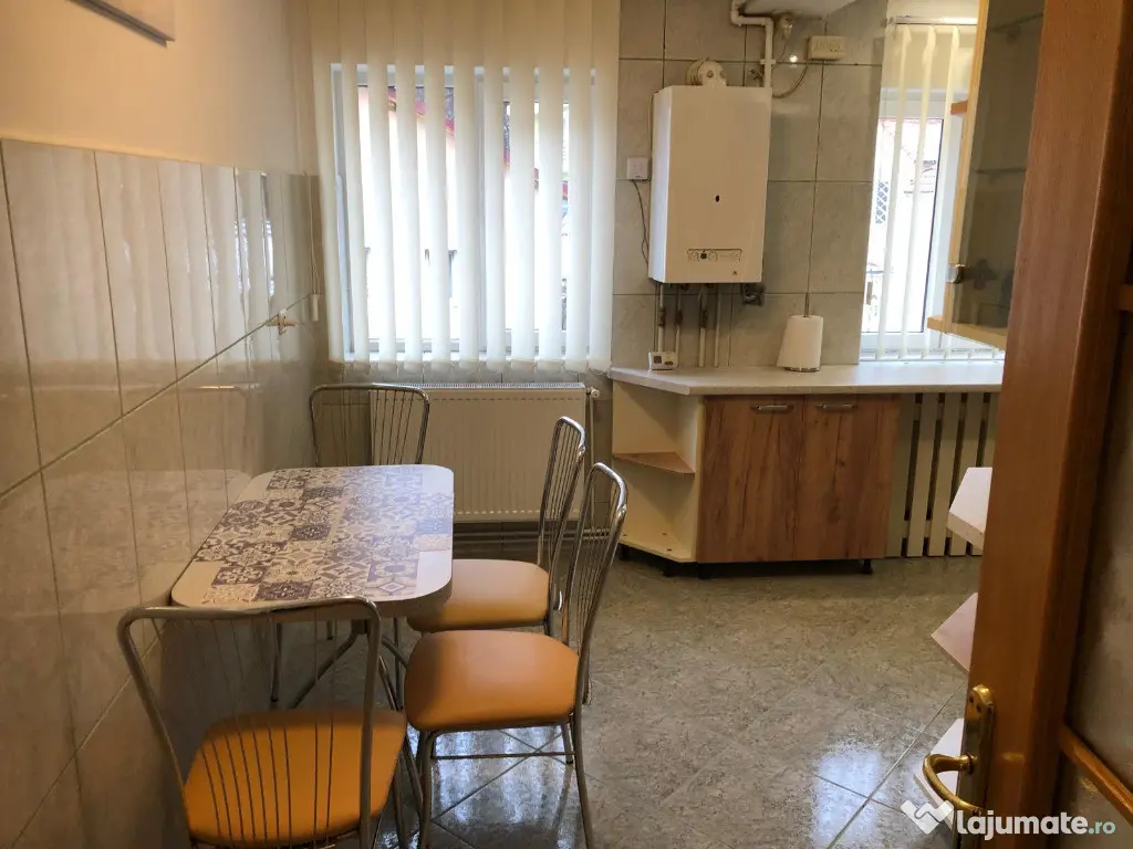 Apartament cu 3 camere, decomandat - zona Centru Civic
