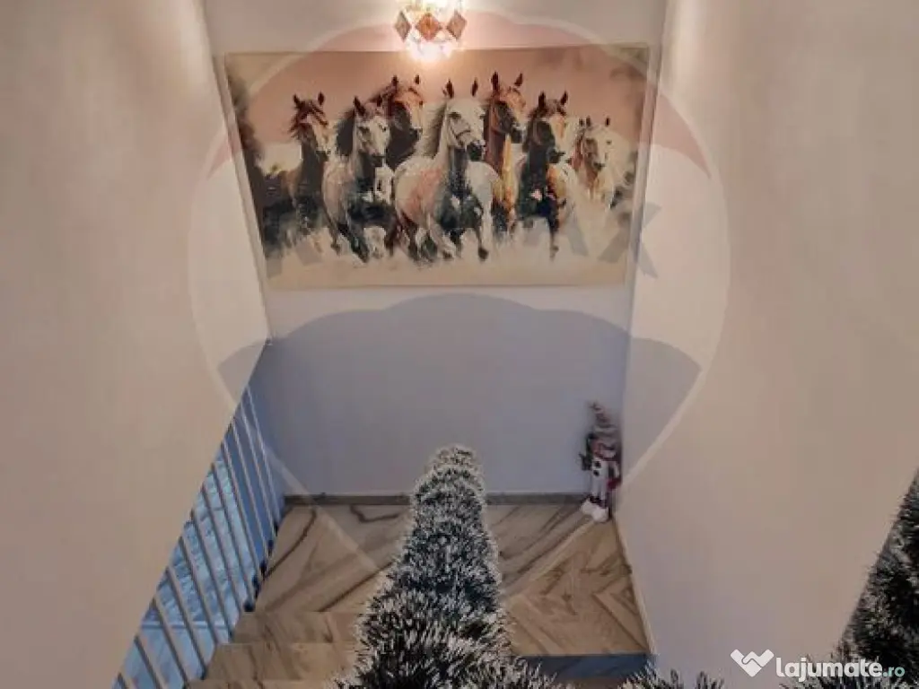 Casă / Vilă cu 5 camere - la 2 minute de Complex Cosmop...