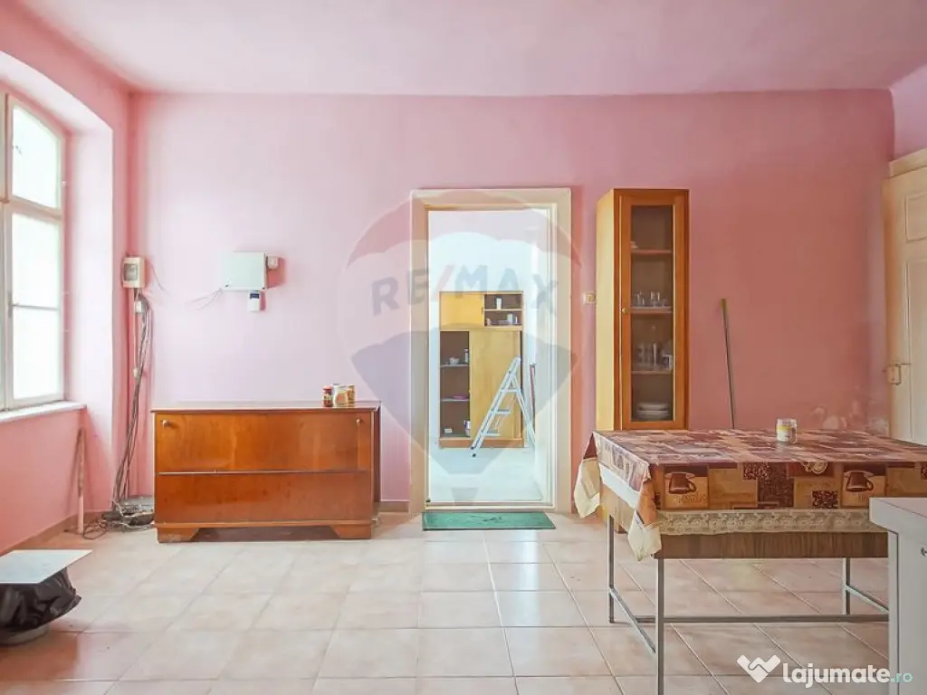 Casă de vânzare în centrul localității Prejmer, tere...