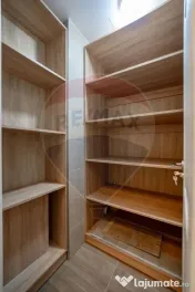 Apartament cu 3 camere de închiriat în zona Centrala 