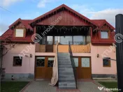 Apartament cu 3 camere decomandate la casa cu curte zona Tre 