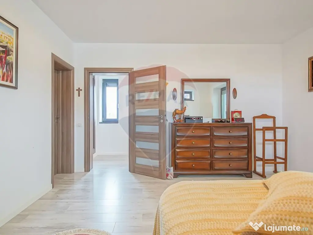 Casă premium cu 270 mp utili, 7 camere ,curte generoasă...