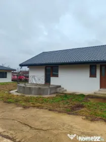 Casă nouă pe parter, curte de 500 mp, încălzire în pard