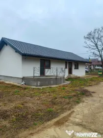 Casă nouă pe parter, curte de 500 mp, încălzire în pard