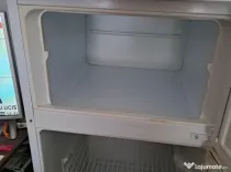 Vand frigider cu congelator sus.