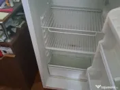 Vand frigider cu congelator sus. 
