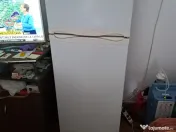 Vand frigider cu congelator sus. 