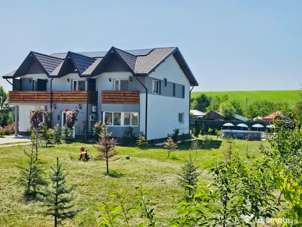Cabana 15 persoane | 7 camere | 6 băi | Living pentru petreceri | Terase Grătar