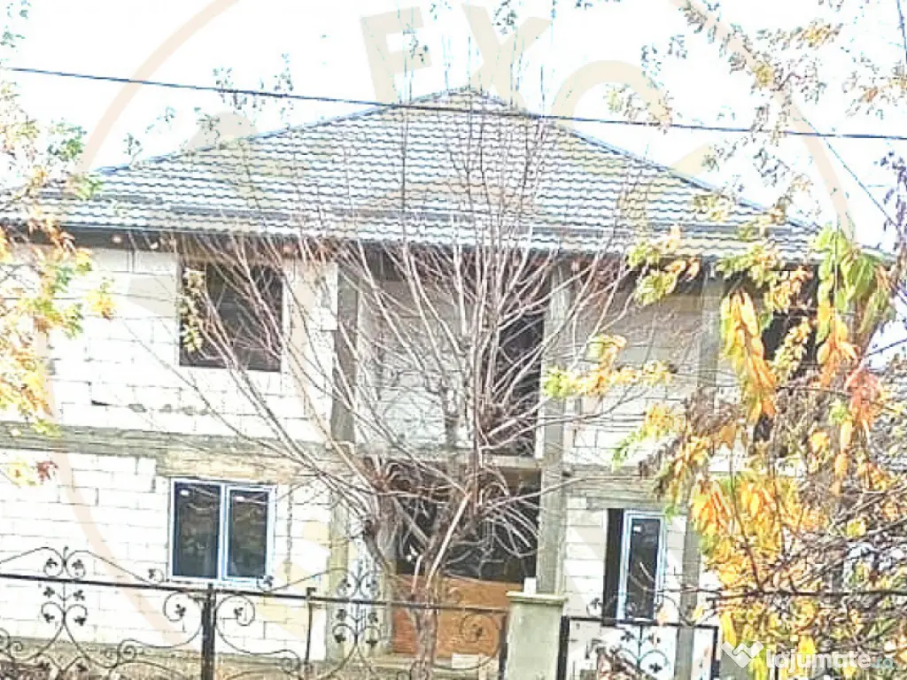 Casă la roșu cu posibilitate de personalizare proprie-tere