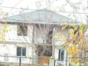 Casă la roșu cu posibilitate de personalizare proprie-tere 