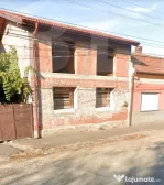 Casă la roșu – ideală pentru locuință multifamilială