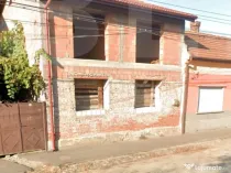 Casă la roșu – ideală pentru locuință multifamilială