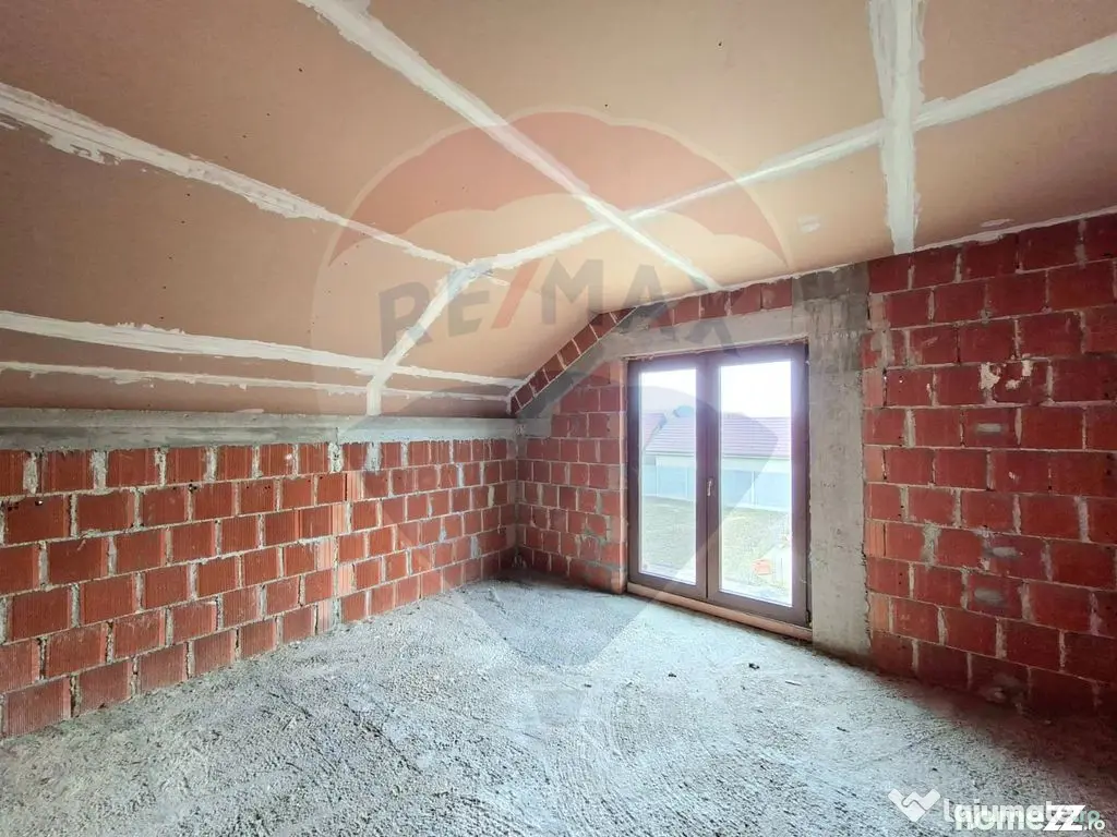 Casă în Vladimirescu, 5 camere, garaj, 1000 mp teren. C...
