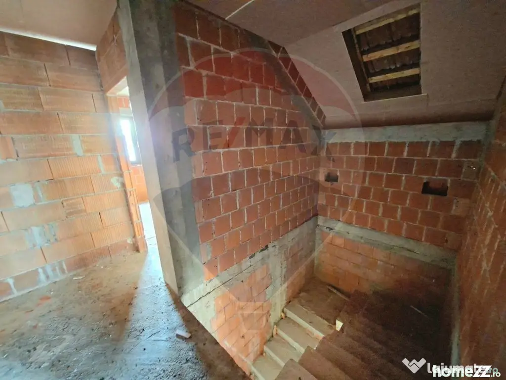 Casă în Vladimirescu, 5 camere, garaj, 1000 mp teren. C...