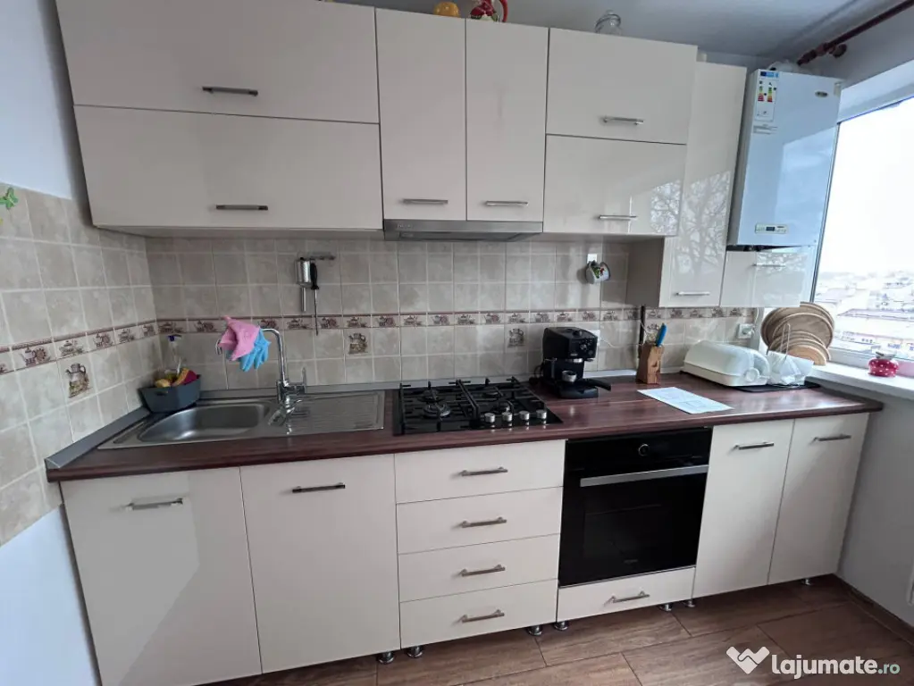 - Apartament 2 camere Renovat Total, zona Garii. Suprafata 4