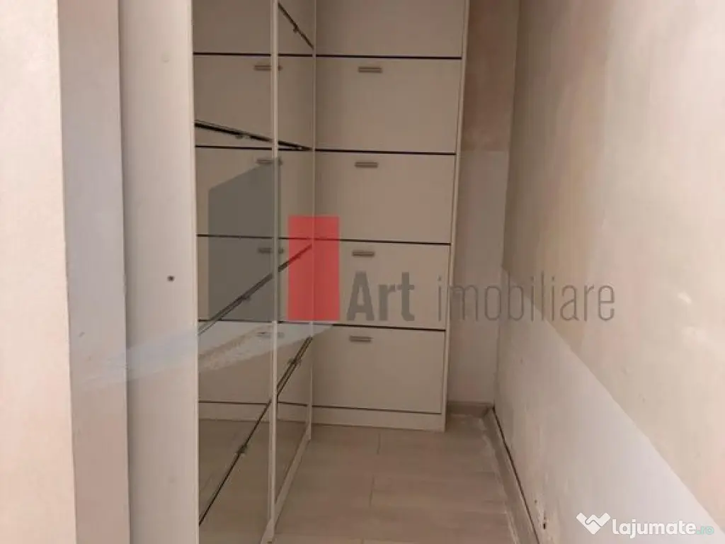 Vanzare apartament 3 camere si curte,loc de parcare Padur...