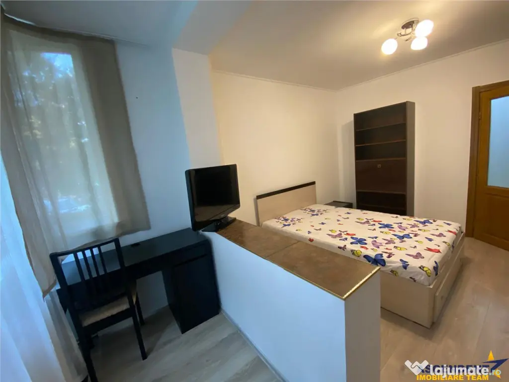 Decomandat, loc parcare, zona Grivitei, Brasov