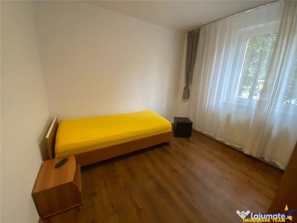 Decomandat, loc parcare, zona Grivitei, Brasov