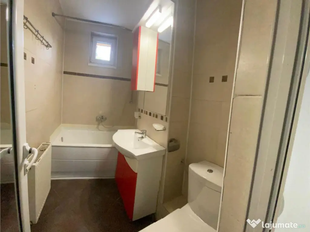 Decomandat, loc parcare, zona Grivitei, Brasov