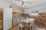Apartament de vânzare cu 4 camere decomandat - Zona Intim 