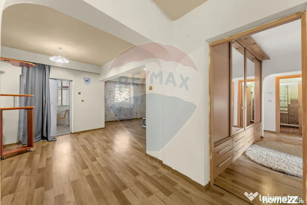 Apartament de vânzare cu 4 camere decomandat - Zona Intim - Arad (Arad)