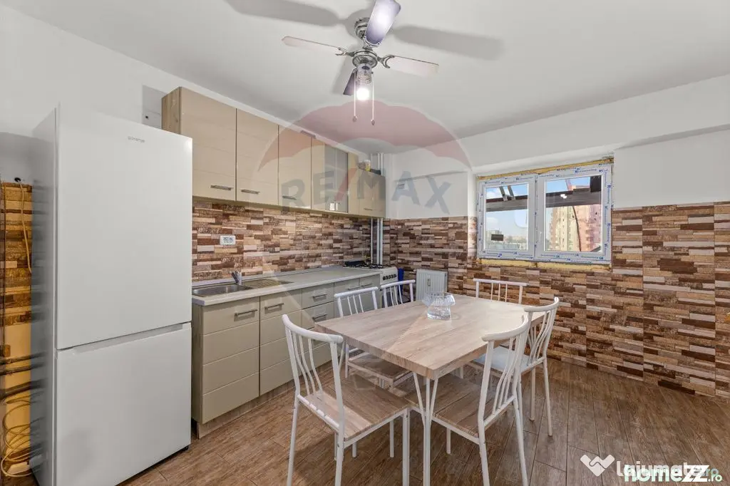 Apartament de vânzare cu 4 camere decomandat - Zona Intim - Arad (Arad)