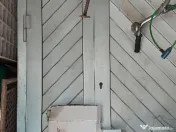 Uși duble cu obloane (de aluminiu). 