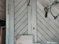 Uși duble cu obloane (de aluminiu).