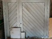 Uși duble cu obloane (de aluminiu). 