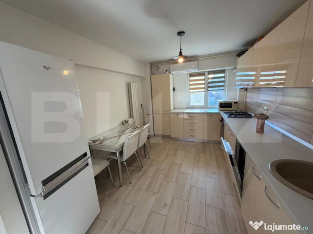 Apartament de vânzare, cu 3 camere