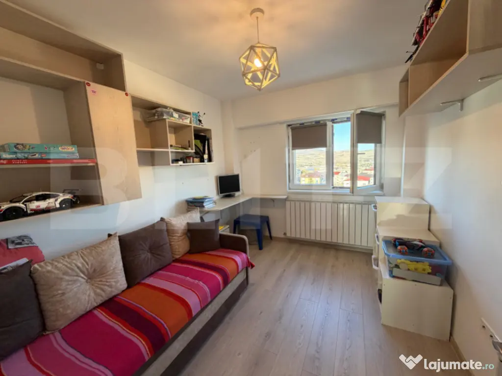 Apartament de vânzare, cu 3 camere