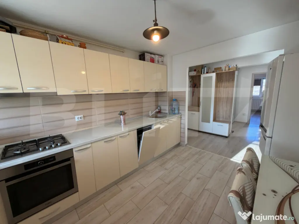 Apartament de vânzare, cu 3 camere