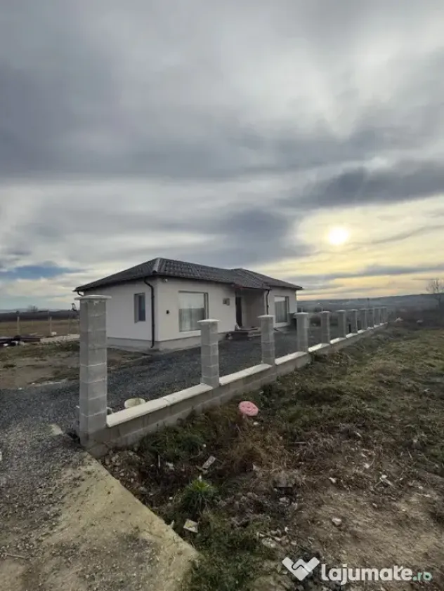 Casă modernă 2025, 92 mp utili, 7.5 ari teren – mobilat?