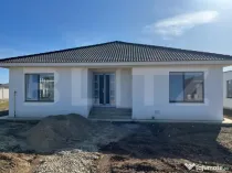 Casa individuala Santandrei cu gard imprejmuire din placi de