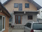 Imobil cu 2 constructii, anexe și 670 mp teren, utilități 